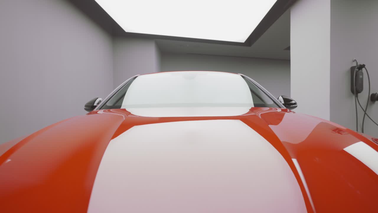 Auto Rossa in un Garage Moderno
