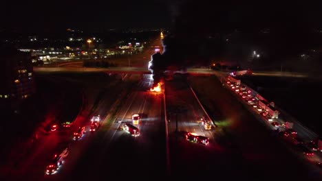 la colisión de un camión cisterna desencadena un infierno de combustible, operación de rescate vista aérea