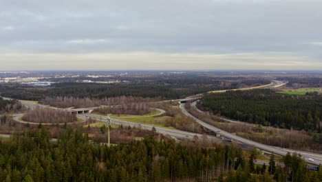 Zeitraffer-Einer-Deutschen-Autobahn,-Gefilmt-Von-Oben-Zur-Hauptverkehrszeit-–-Geschäftige-Welt-An-Einer-Kurvigen-Abfahrtsausfahrt