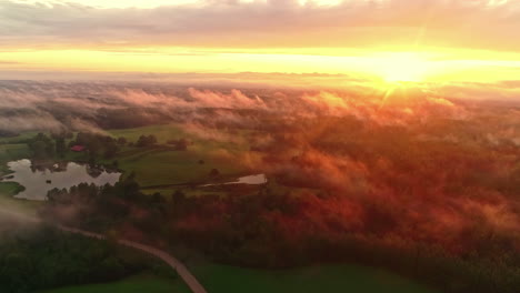 schöner erstaunlicher atmosphärischer sonnenuntergang und nebelnaturhintergrund