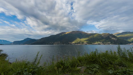 timelapse del paisaje matutino en el lago de como, italia