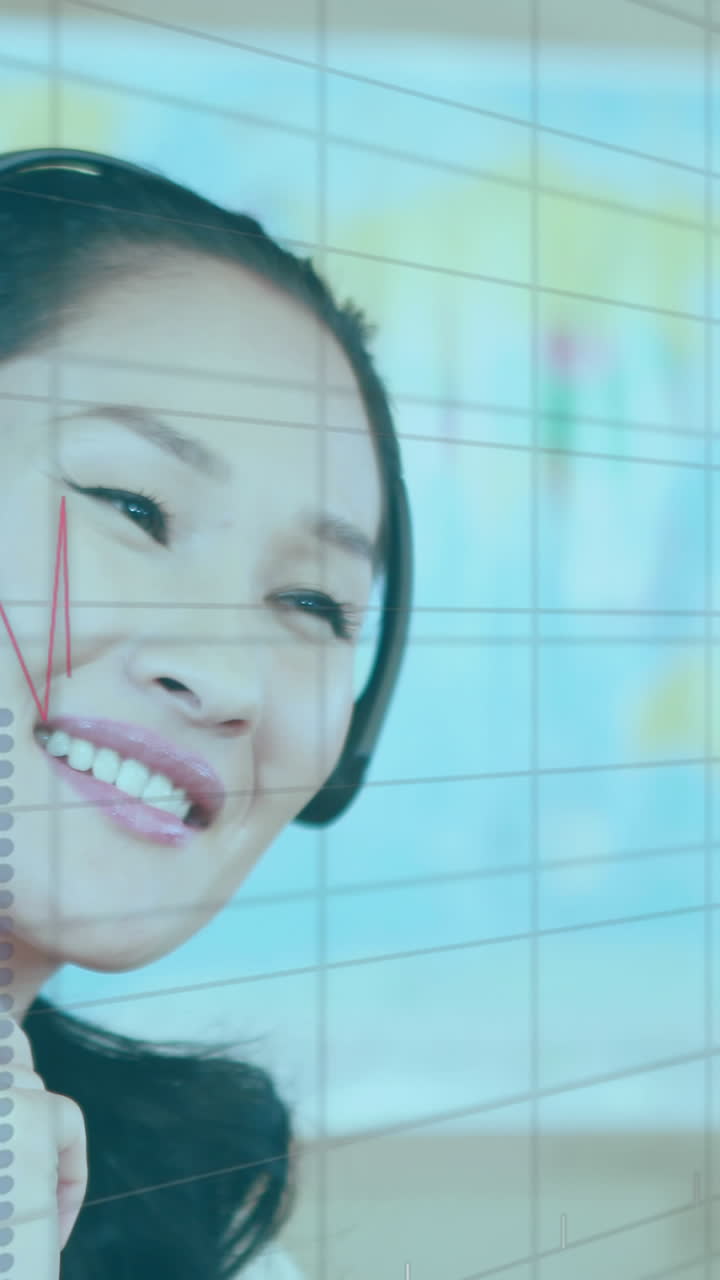 animación de estadísticas y procesamiento de datos sobre una mujer de negocios asiática usando auriculares telefónicos