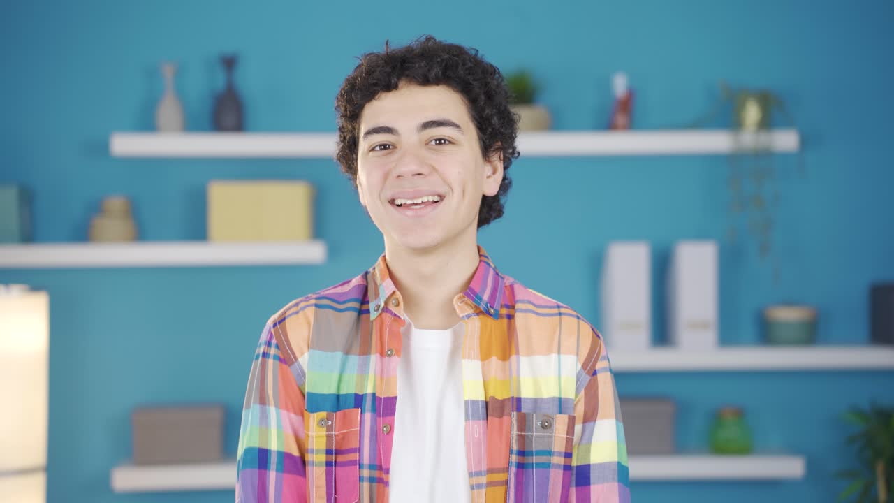 un niño alegre y feliz se ríe mirando a la cámara.