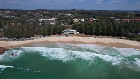 Océano-Turquesa-Y-Costa-Arenosa-De-La-Playa-Flynns-En-Nueva-Gales-Del-Sur,-Australia---Retroceso-Aéreo