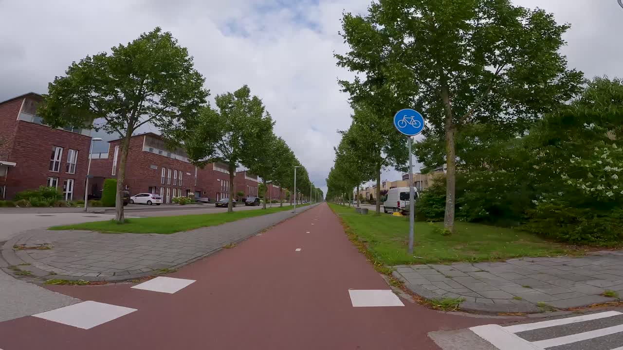 POV: Cykeltur gennem et moderne boligkvarter