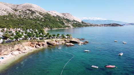 Isla-De-Krk,-Croacia---Costa-De-La-Bahía-De-Oprna-Con-Barcos,-Camping-Y-Playas-En-El-Mar-Adriático---Vista-Aérea-De-Drones