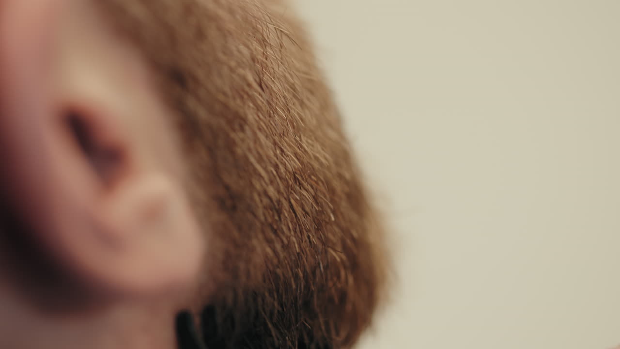 recortar la barba de un hombre