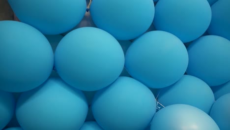 Schwenkansicht-Des-Hintergrunds-Blauer-Gestapelter-Luftballons