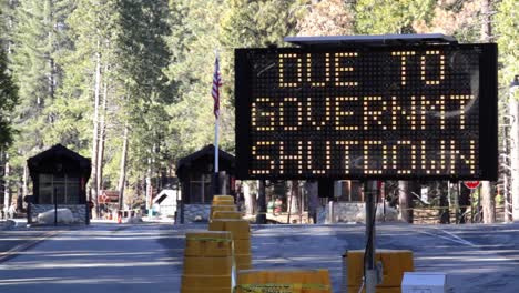 Señal-Digital-Parpadeante-Que-Informa-A-Los-Visitantes-Que-El-Parque-Nacional-De-Yosemite-Está-Cerrado-Debido-Al-Cierre-Del-Gobierno-Federal.