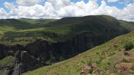 vista pacífica río abajo: cañón del río maletsunyane en lesotho, áfrica