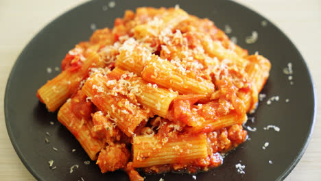 Bolognese-Rigatoni-Nudeln-Mit-Käse---Traditionelle-Italienische-Pasta