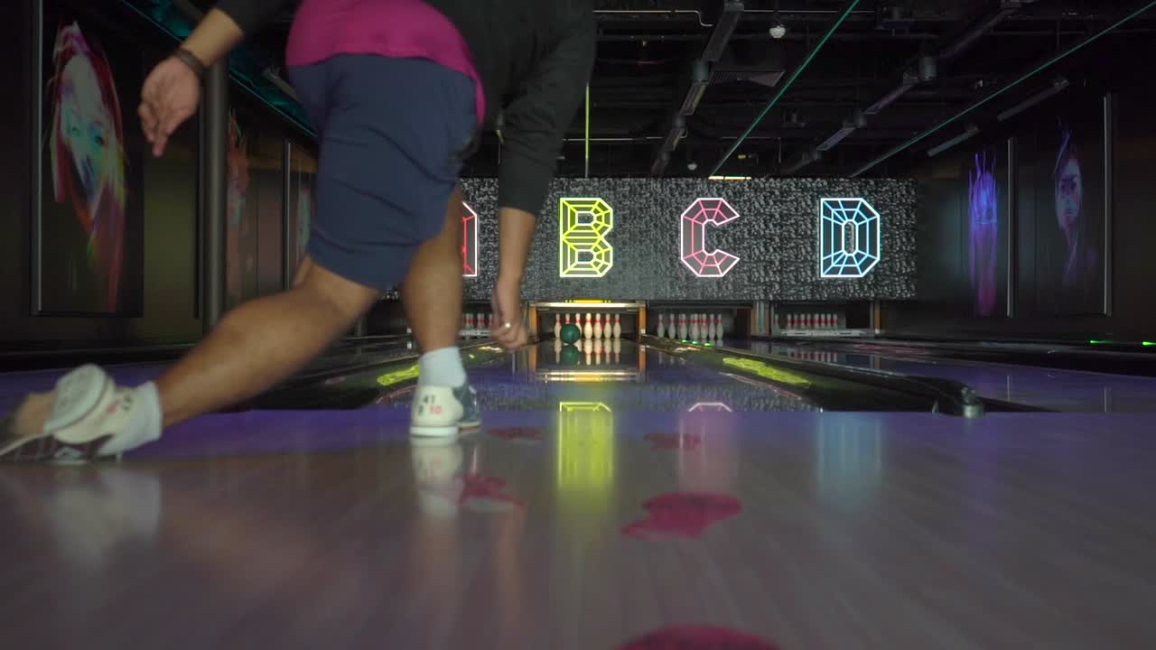 boliche kingpins em um cruzeiro em cingapura arremesso bola-1