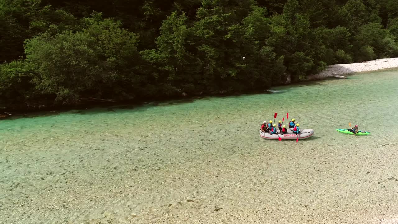 Veduta aerea di avventurieri che fanno rafting e scendono il fiume Isonzo, Slovenia
