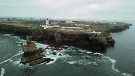 Luftaufnahmen-–-Fantastische-Drohnenaufnahmen,-Sich-Umdrehende-Lichter-Und-Klippen-Am-Cabo-Carvoeiro-In-Peniche,-Portugal