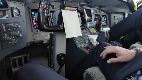 vista de cerca dentro de una cabina de un avión durante un vuelo real