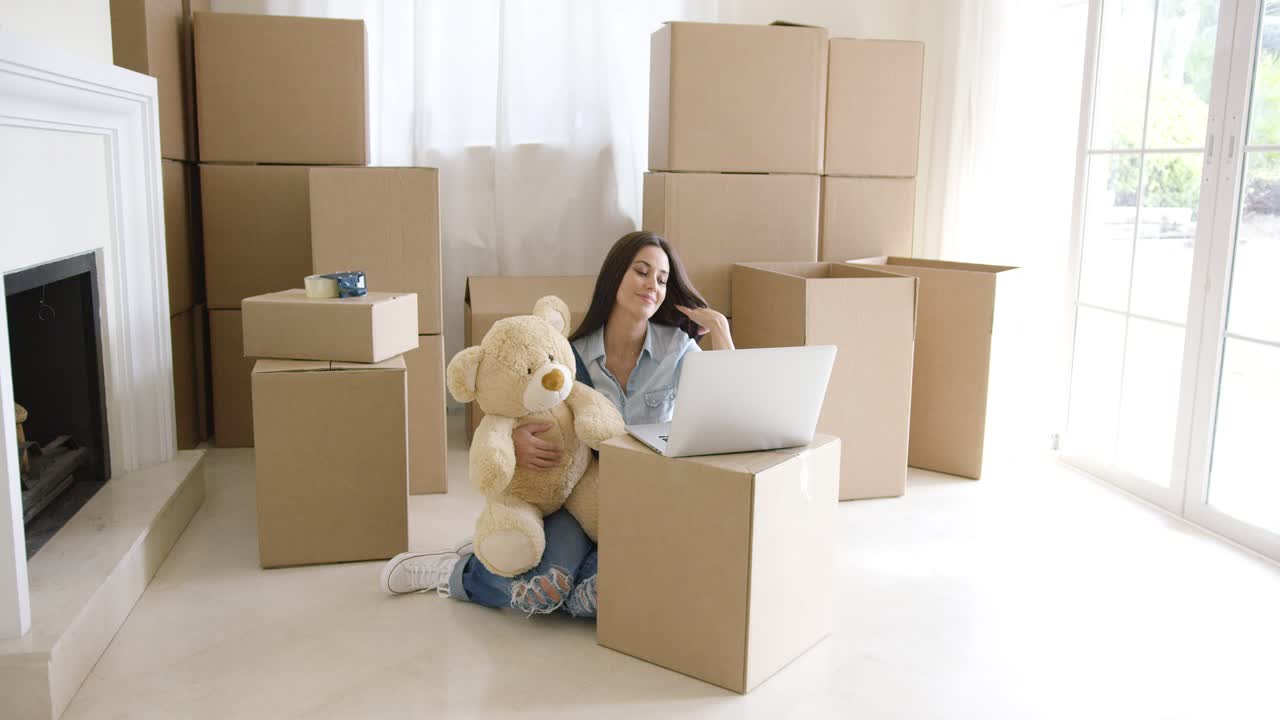 una mujer sonriente informándose en sus redes sociales.