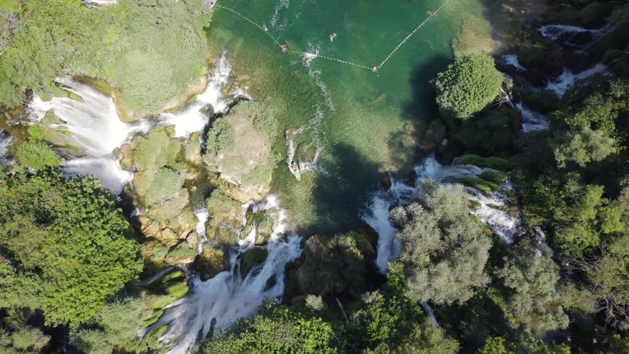 Pittoresca cascata di Kravica, Bosnia ed Erzegovina, ripresa aerea dall'alto in discesa.
