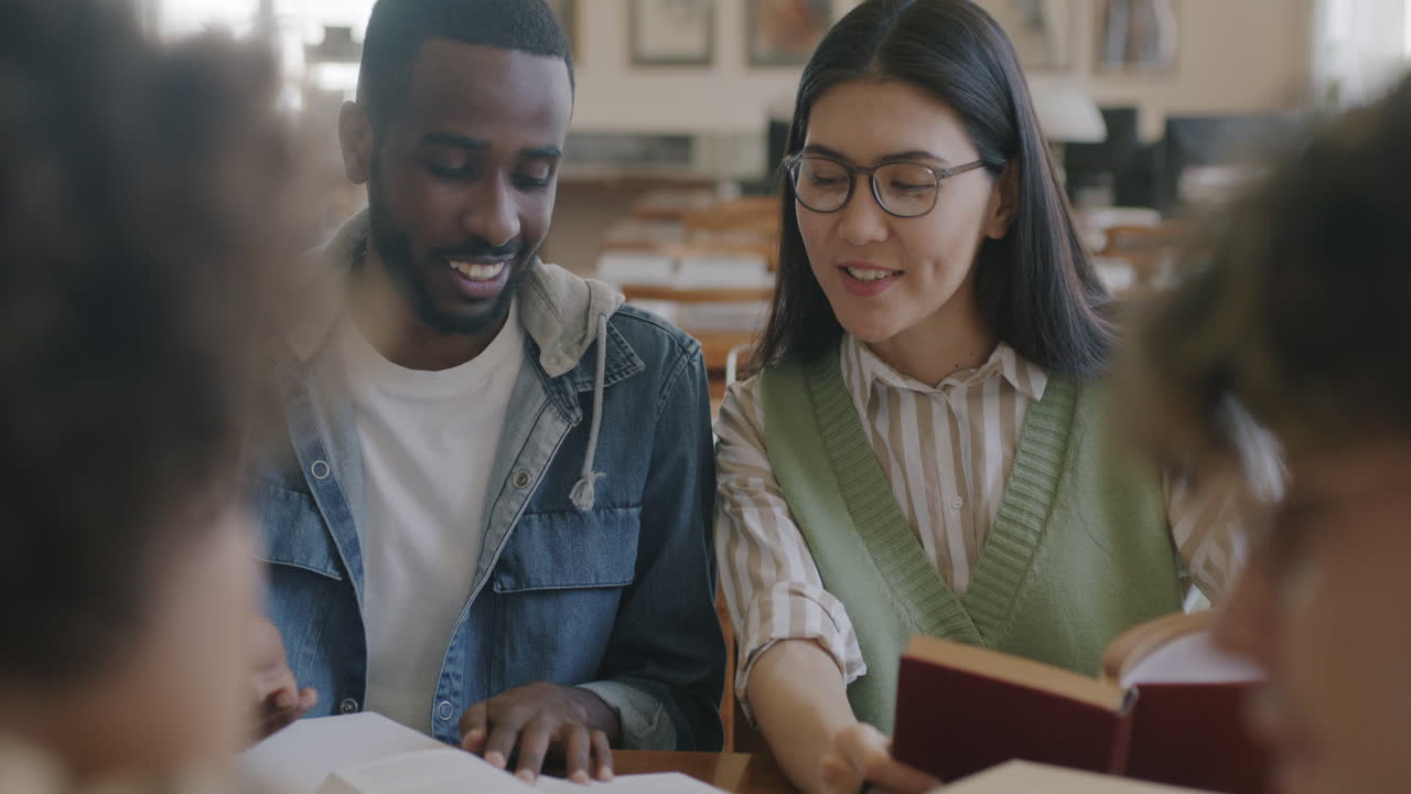 estudiantes estudiando juntos en una biblioteca