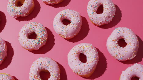 video de rosquillas con glaseado en fondo rosa