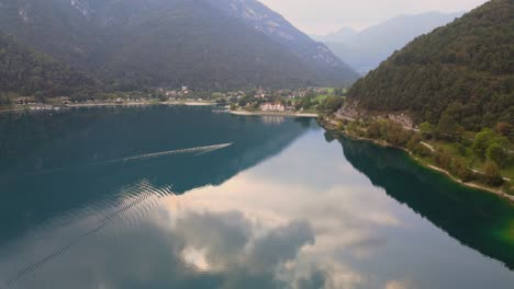 vista aérea del lago ledro, trentino, en el valle de ledro, en el norte de italia