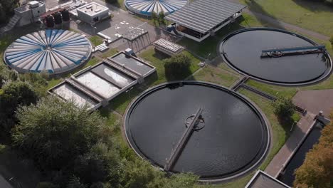 Luftaufnahme-Eines-Wasserrecyclingreservoirs-In-Den-Niederlanden,-Die-Die-Verschiedenen-Kreisförmigen-Und-Rechteckigen-Formen-Der-Wassertanks-Der-Anlage-Zeigt