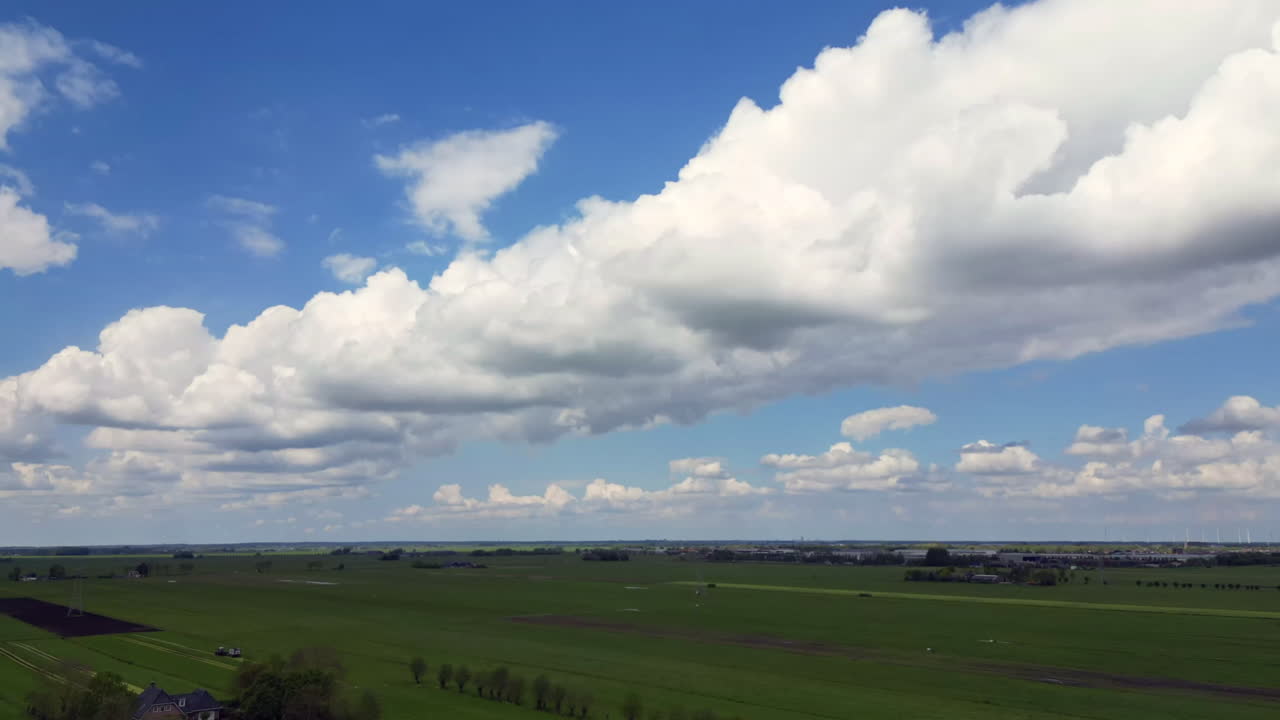 vista aérea de nubes en movimiento y paisaje verde en amersfoort, países bajos