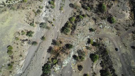 Residuos-Esparcidos-A-Lo-Largo-De-Las-Carreteras-En-Mulegé,-Baja-California-Sur,-México---Toma-Aérea-De-Arriba-Hacia-Abajo