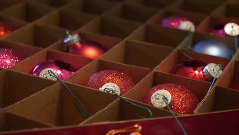 Primer-Plano-De-Una-Persona-Seleccionando-Bonitos-Adornos-Para-Colocar-En-El-árbol-De-Navidad.