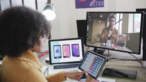 mujer de negocios afroamericana en videollamada con un colega afroamericano en la pantalla