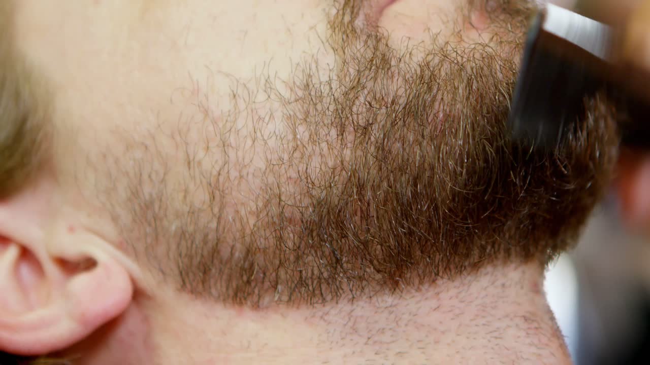 hombre recortando su bigote con tijera 4k