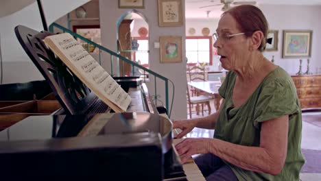 anciana tocando un piano de cola en su casa