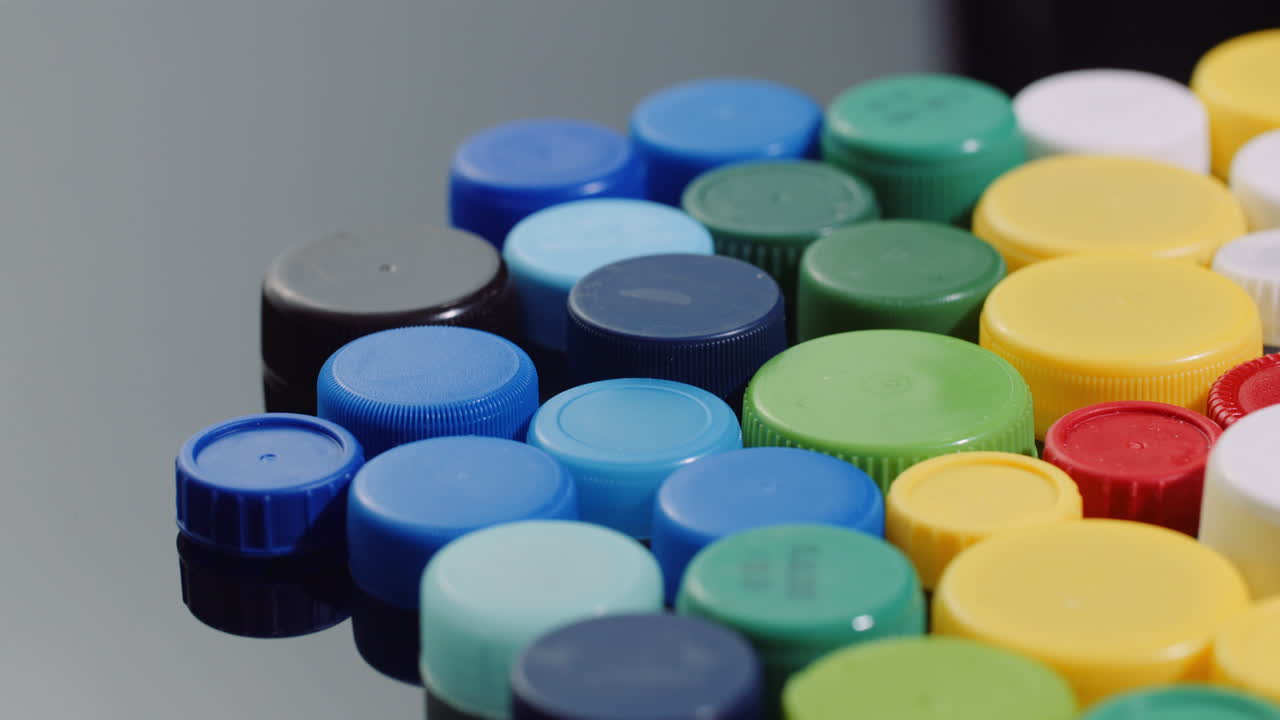 Alcuni Tappi di Bottiglie di Plastica, Lavorazione della Plastica, Industria del Riciclo 5