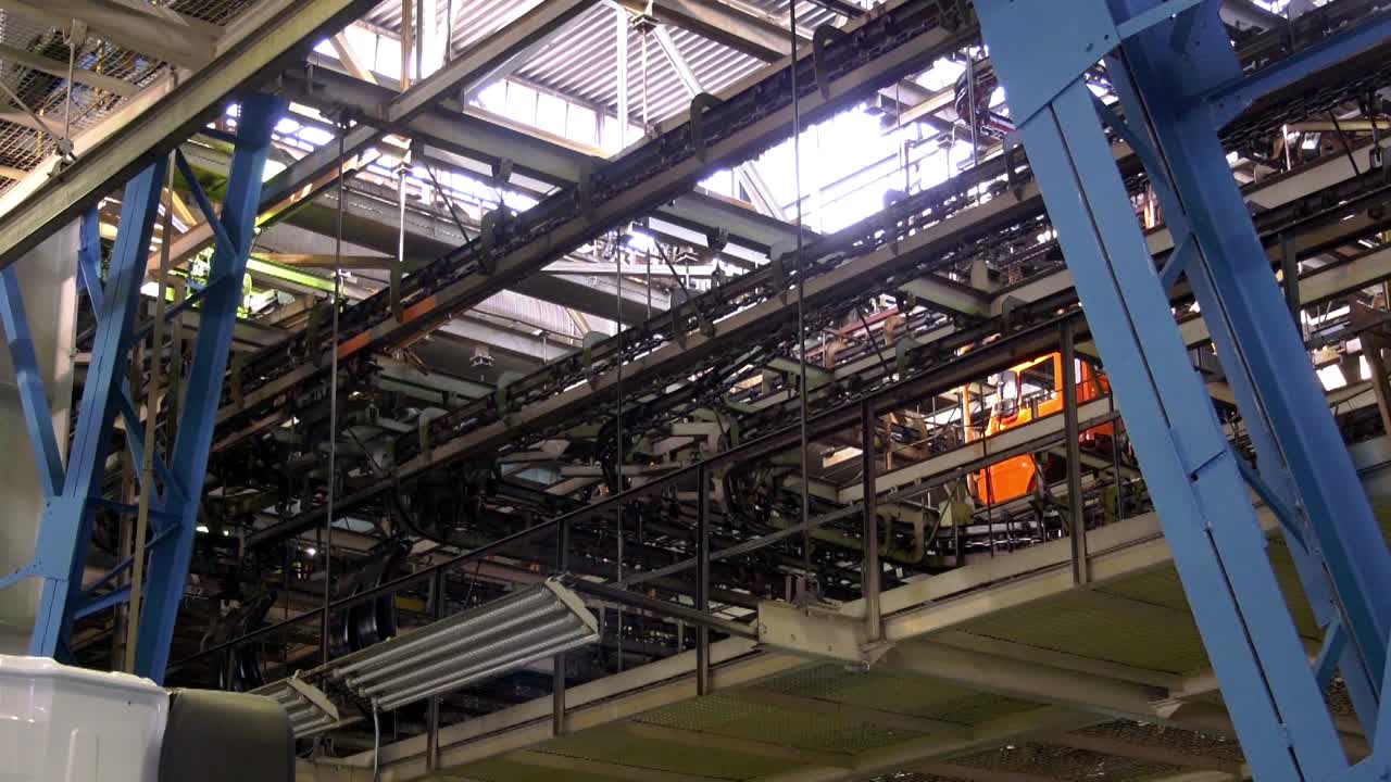 공장 내의 산업용 컨베이어 시스템