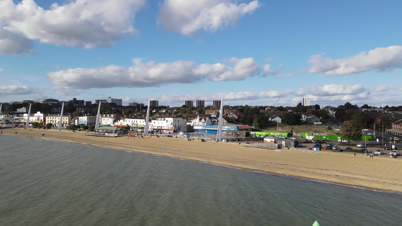 바다 해변의 남쪽 끝과 산책로 패닝 드론 영상