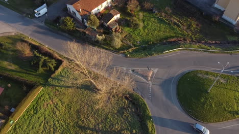 Vista-Aérea-De-La-Pequeña-Rotonda-Doble-Con-Canal-De-Agua