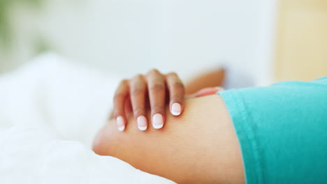 amor, mañana y manos de pareja en el dormitorio