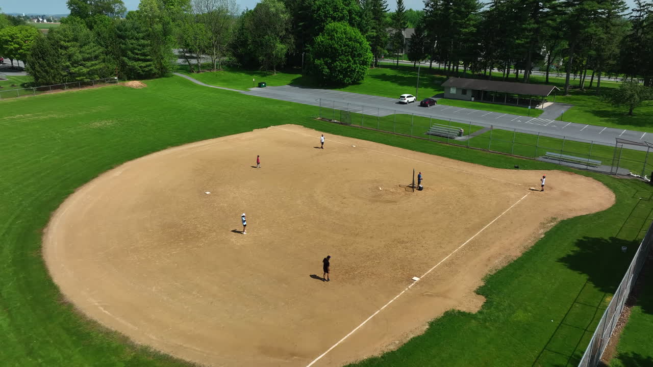 Vista aerea di ragazzi adolescenti che giocano a baseball