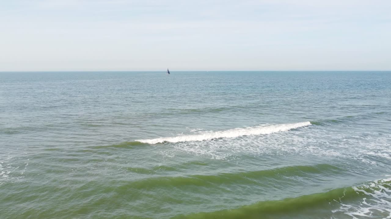 barco de vela cerca de la playa en los países bajos