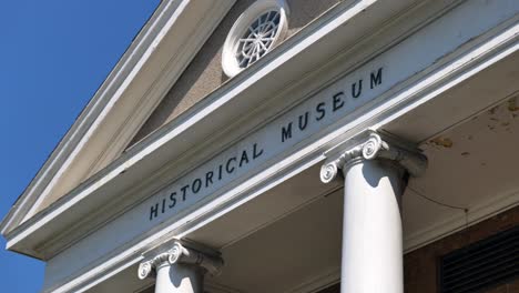 Top-Buchstaben-Und-Sinage-Auf-Dem-Dach-Des-Historischen-Museums-Und-Der-Forschungsbibliothek-Der-Ontario-County-Research-Society-In-Canandaigua,-New-York