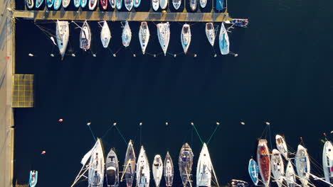 Boat-Club---Kleine-Boote-Und-Segelboote,-Die-In-Der-Marina-Gdynia-An-Der-Ostsee-In-Gdynia,-Polen,-Festgemacht-Sind