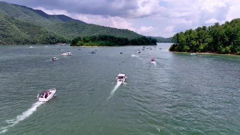desfile de barcos en el lago watauga el 4 de julio en el lago watauga en tennessee cerca de elizabethton