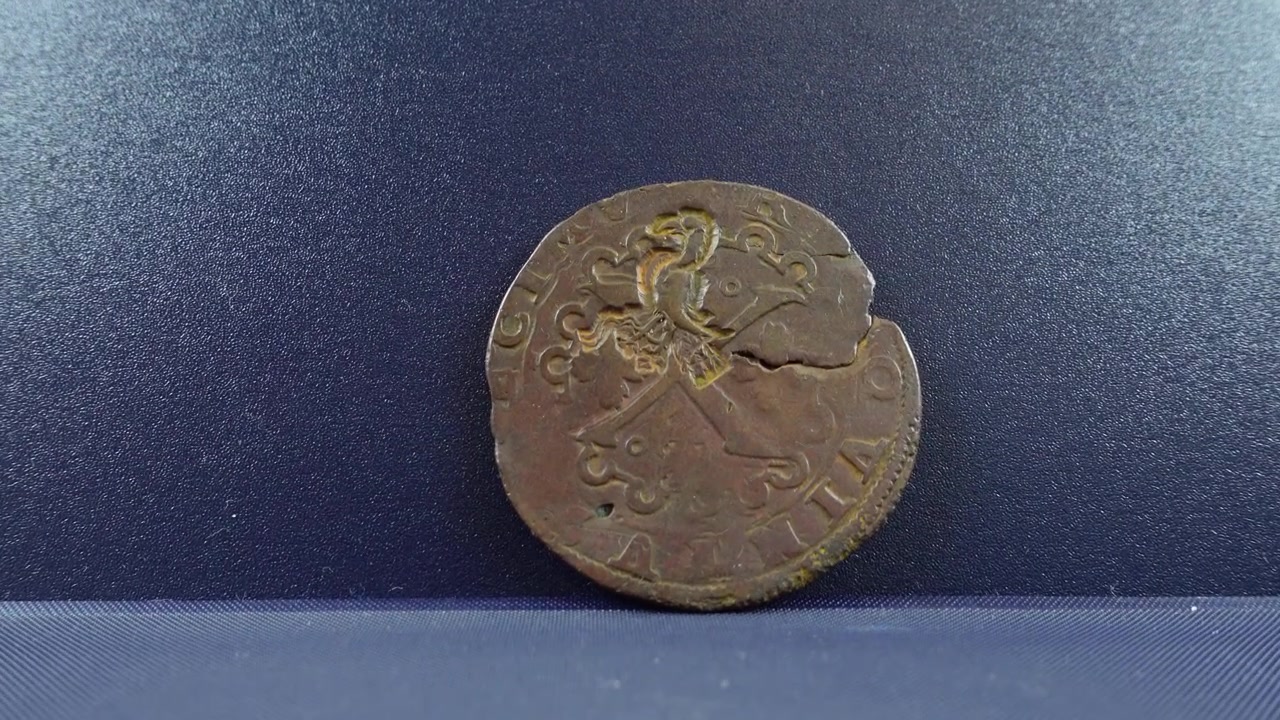 Antiga moeda de cobre portuguesa. X Reis com cunho de açor, Reinado de Dom António