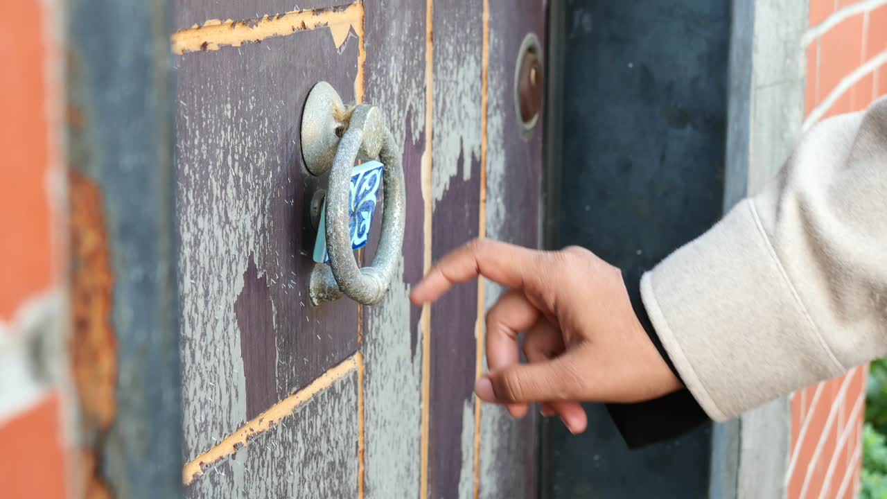 오래된 시골 문에 문을 두드리는 사람