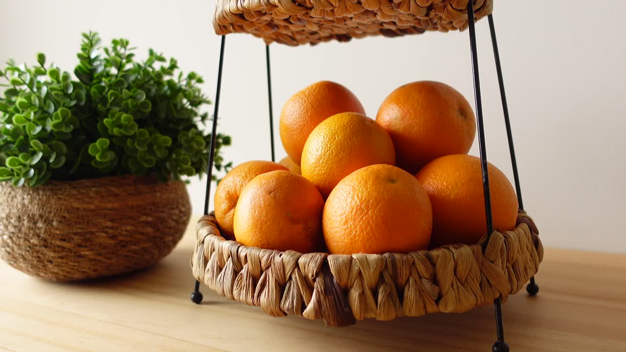naranjas en una canasta de mimbre