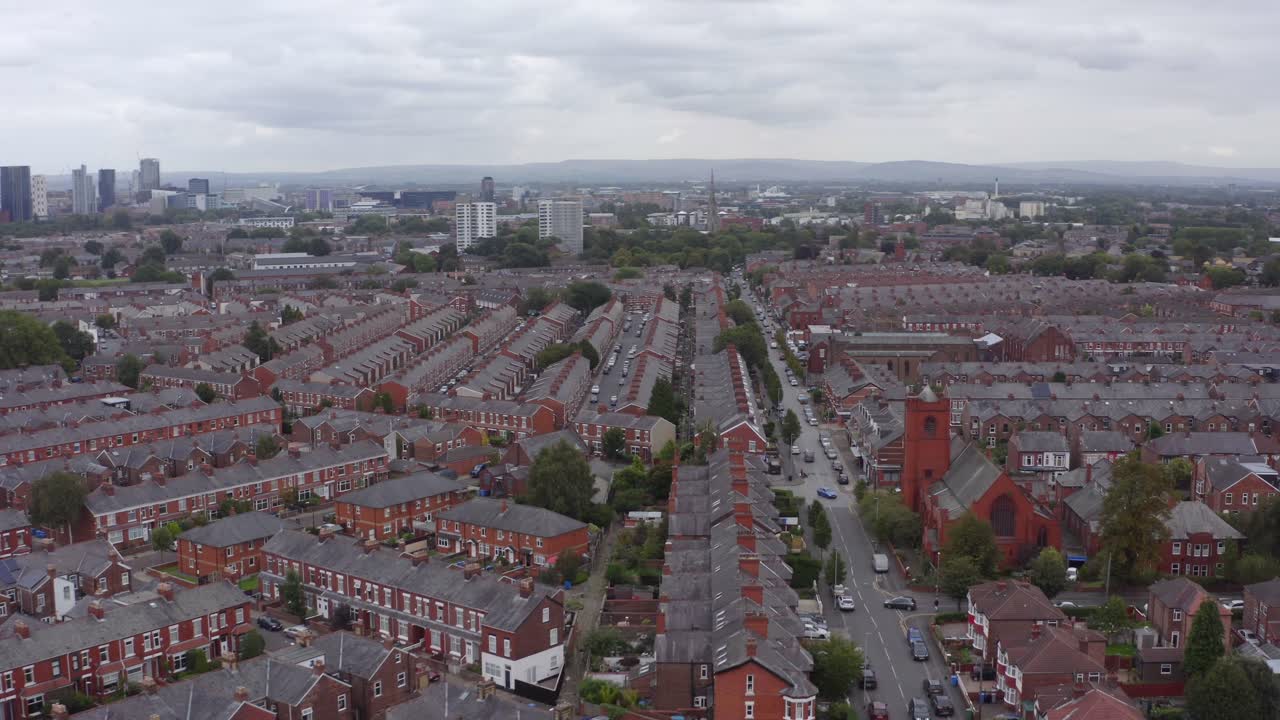 올드 트래포드 교외를 패닝하는 드론 샷 01