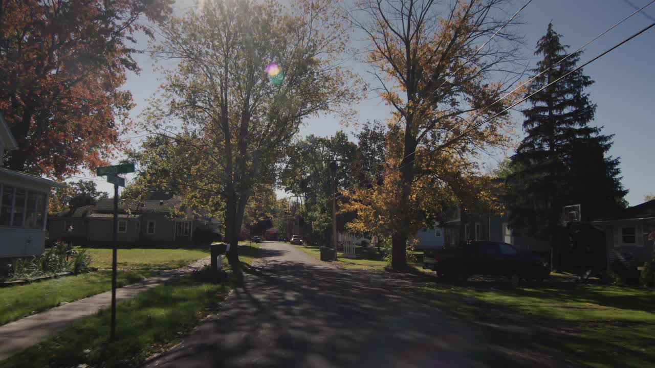 conducir hacia adelante en una carretera a través de una ciudad estadounidense típica