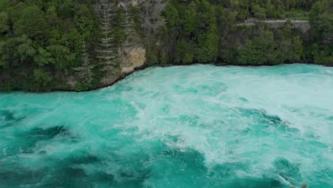 Drone-Aéreo-Panoramización-Amplia-Toma-De-Huka-Falls,-Nueva-Zelanda