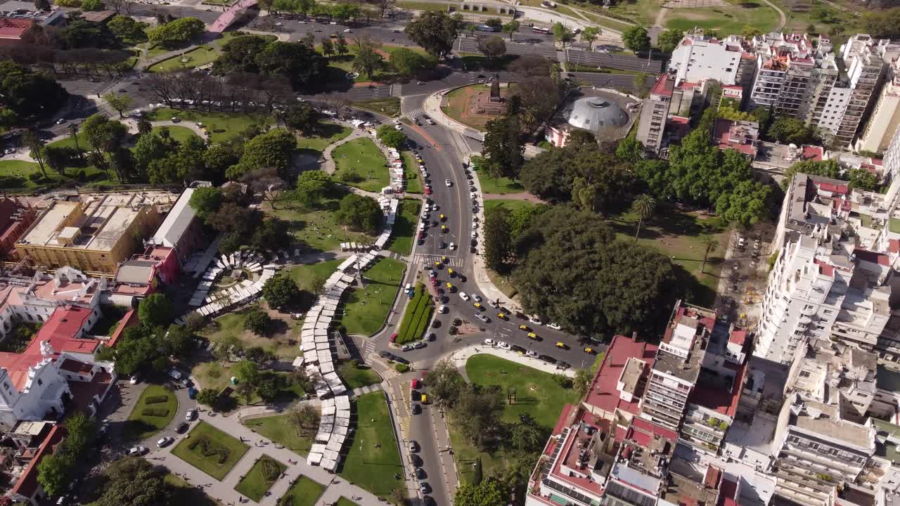 tráfico de autos en avenida alvear, buenos aires