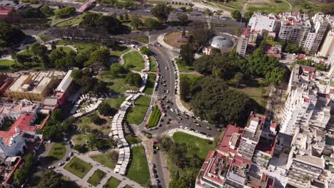 tráfico de autos en avenida alvear, buenos aires