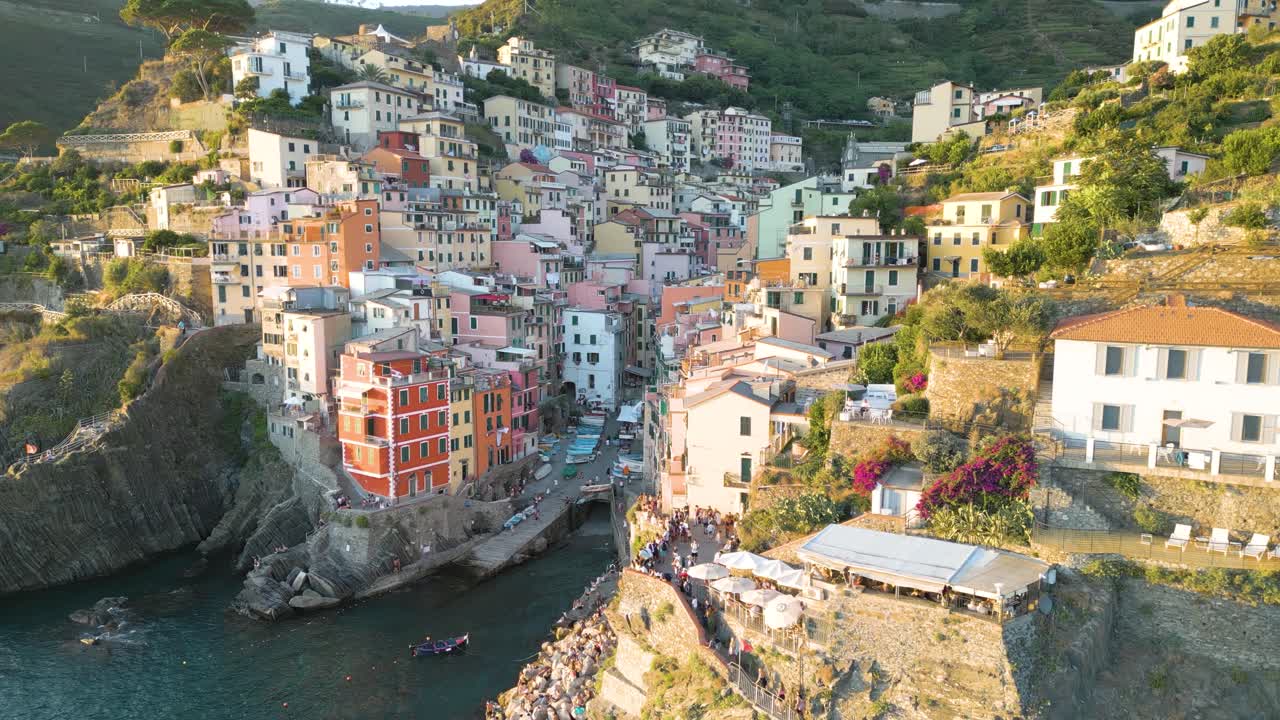 드론은 해가 지는 동안 cinque terre 해안선에서 멀리 날아갑니다.